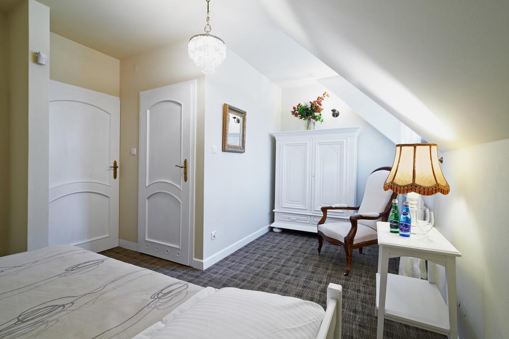 Dwor Osmolice Bed and Breakfast Bialki Dolne Exteriör bild